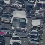 Impresionante choque múltiple en la General Paz: un micro se llevó puestos a nueve autos que estaban frenados en el tránsito