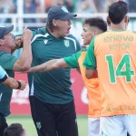 Video: Troglio reclamó una posible roja, el VAR no llamó y Dóvalo lo expulsó a él