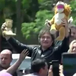 El “regalo” alusivo a Cristina Kirchner que Milei recibió en Chaco: “Es libertad o tobillera”