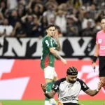 Video: Depay se resbaló en el peor momento y falló un penal