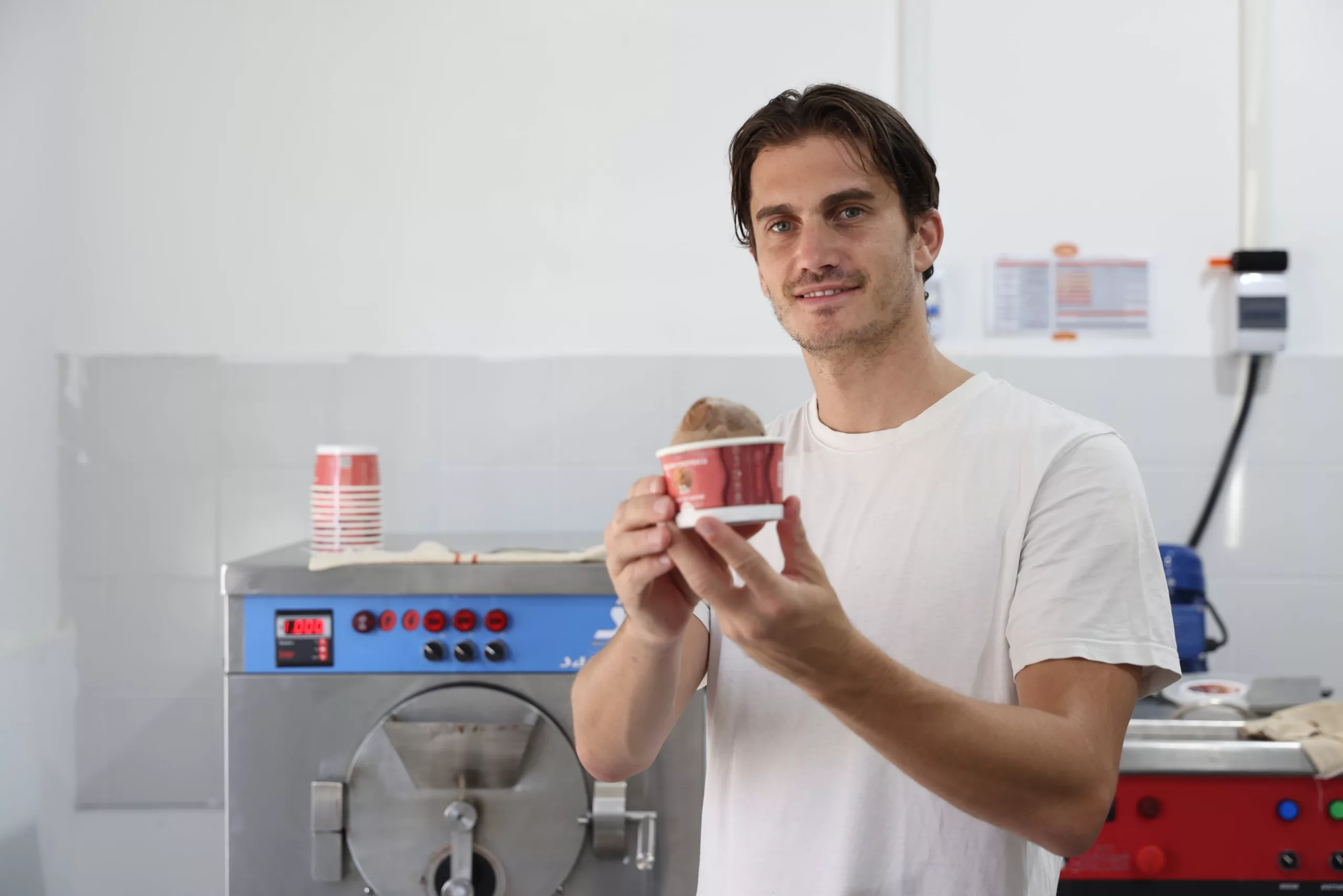Tomas Guarracino en la planta de San Martín, feliz con sus helados saludables
