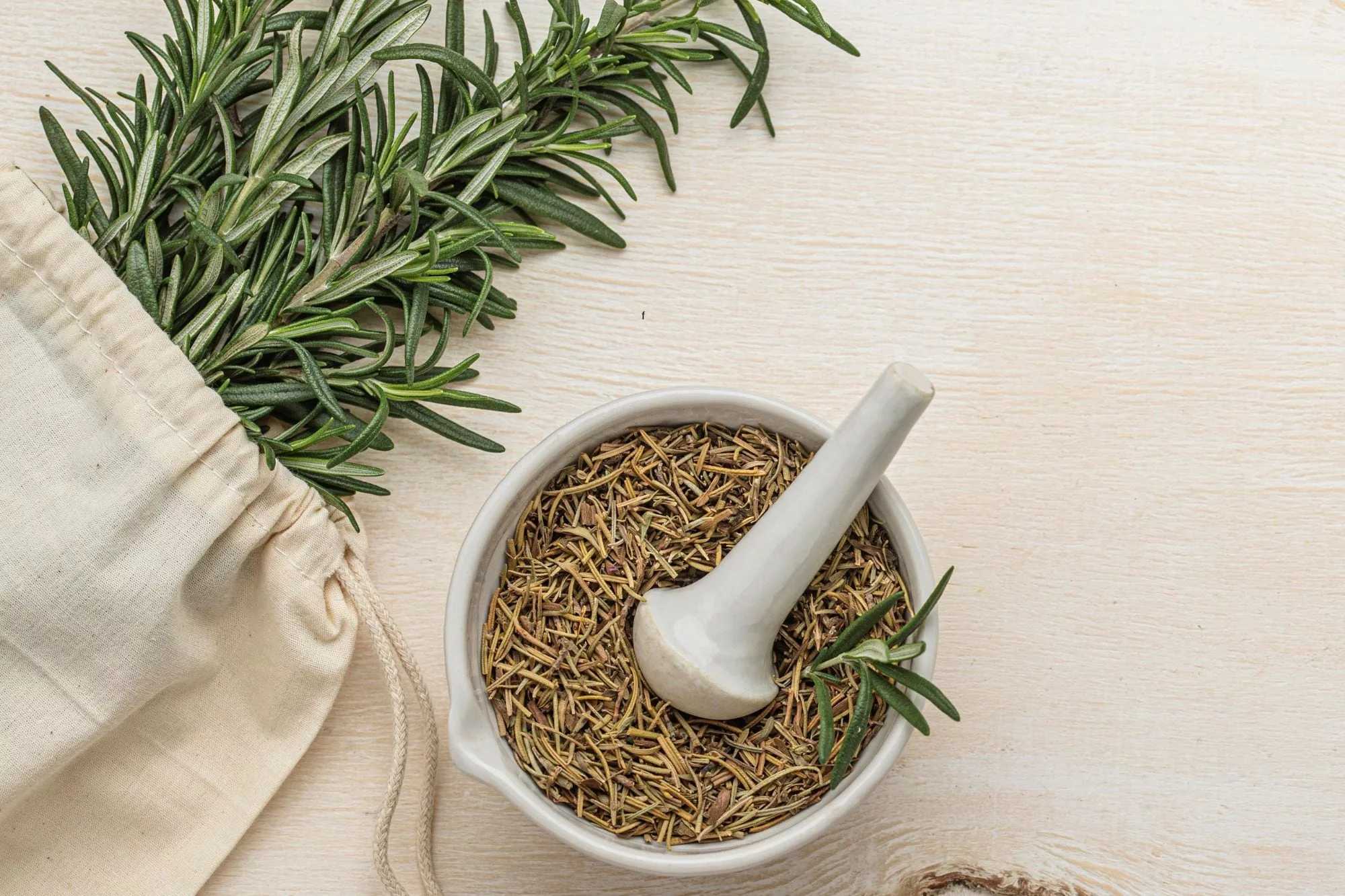 El romero es eficaz para neutralizar aromas fuertes.