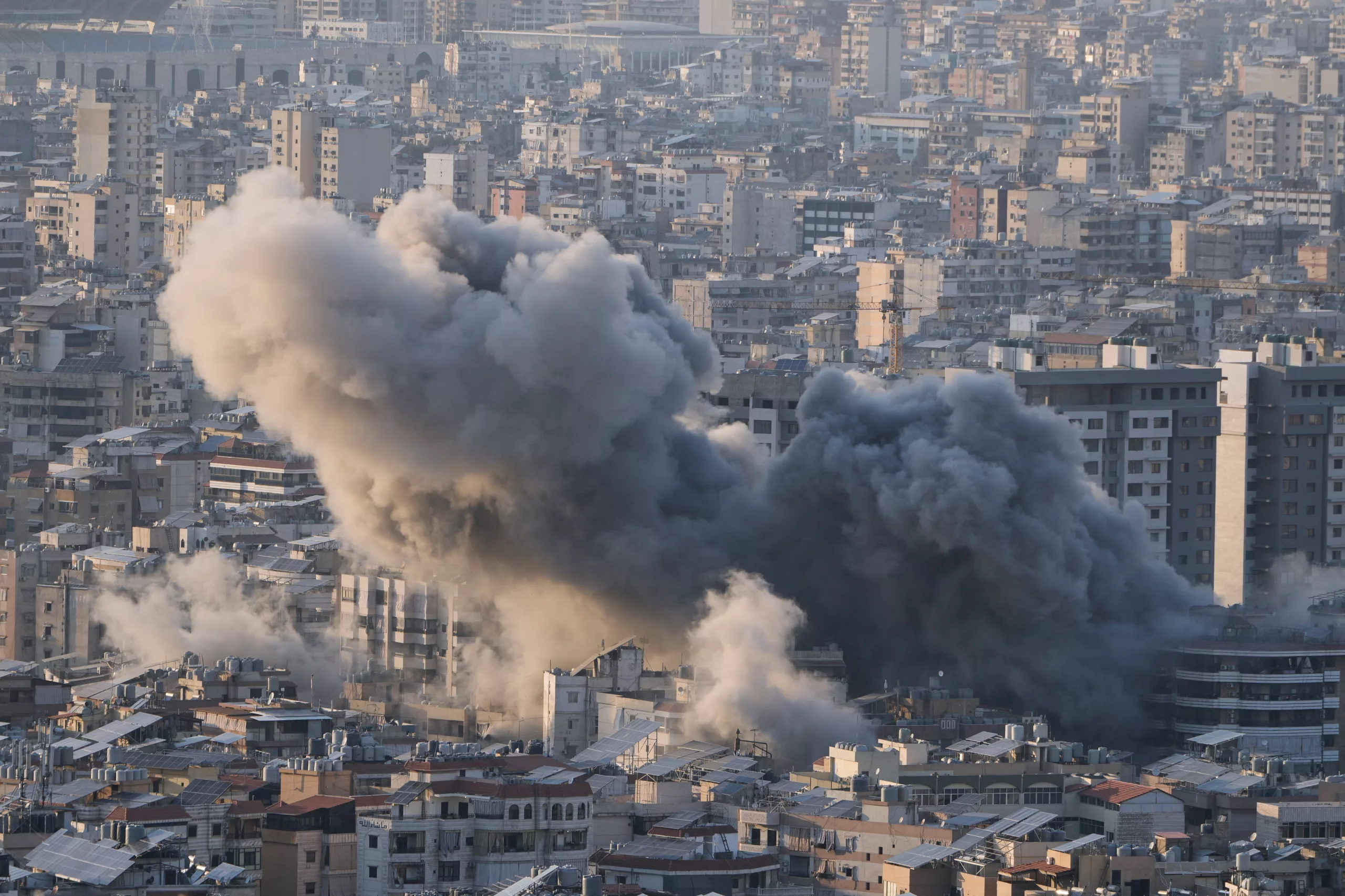 El humo se eleva tras un bombardeo israelí en Dahiyeh, un suburbio del sur de Beirut