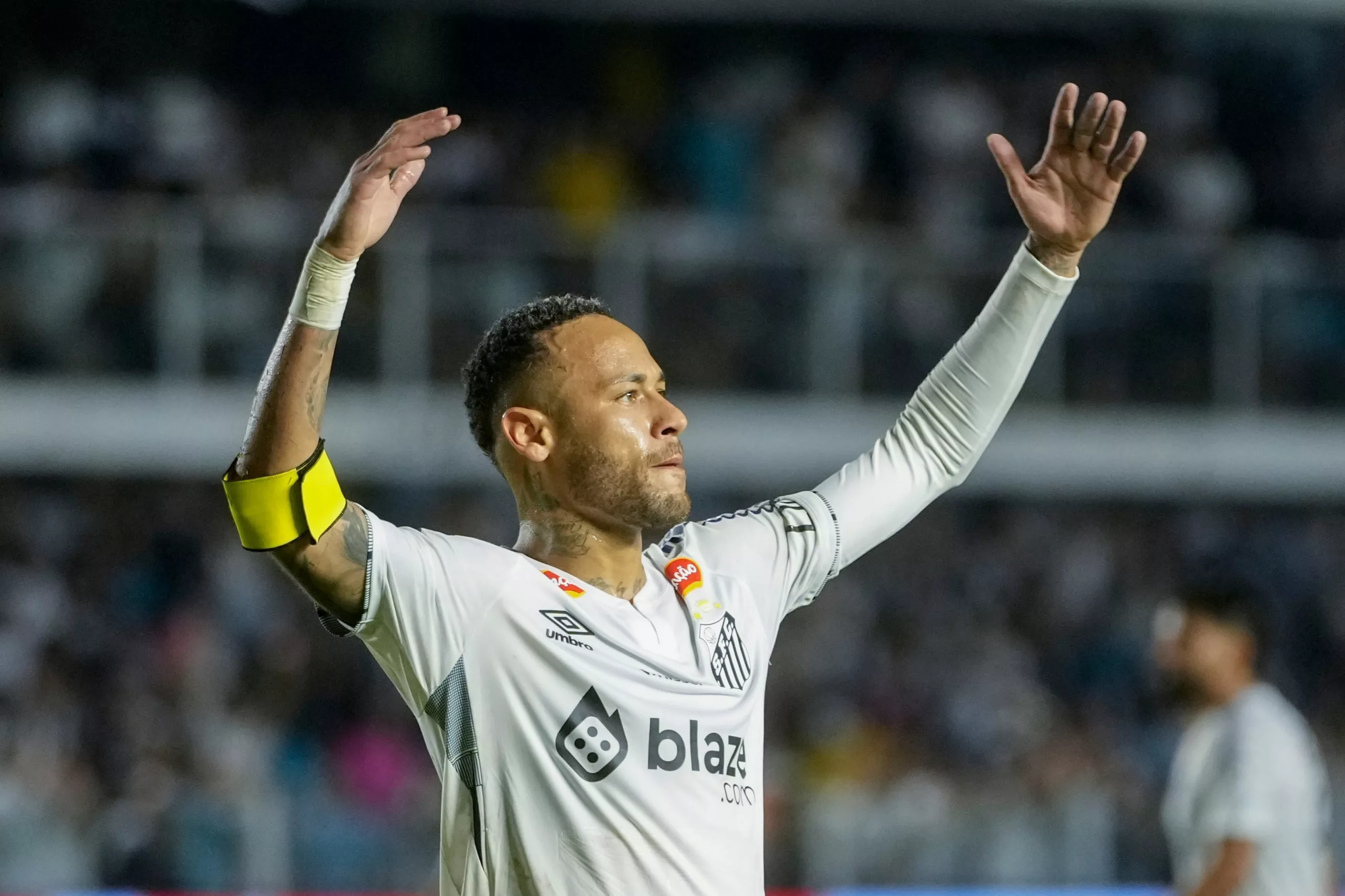 Neymar visitará el Nuevo Gasómetro cuando Santos se mida con San Lorenzo, por el Grupo D; el astro brasilero tiene como compañero a tres jugadores argentinos: Benjamín Rollheiser, Adonis Frías y Gonzalo Escobar