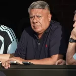 Claudio Tapia, con los tapones de punta ante una información de Gastón Edul