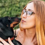 Crecen los casos de una enfermedad silenciosa que transmiten los perros y puede ser riesgoso besarlos