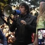 “¿Y vos a quién votás?”: la insólita encuesta que lanzó Milei en redes acusando al peronismo de robar, matar y violar