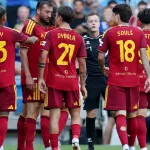 Clima caliente en Roma: Bryan Cristante, a los empujones con Dybala y Soulé en la caída 4-1 en un amistoso