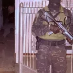 Allanan dos casas, pero encuentran cocaína y marihuana en el lugar menos pensado: en el asiento de bebé del auto