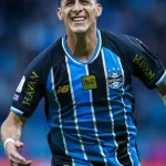 Video: el golazo de tiro libre que metió Cristian Pavón para sacar del fondo de la tabla a Gremio