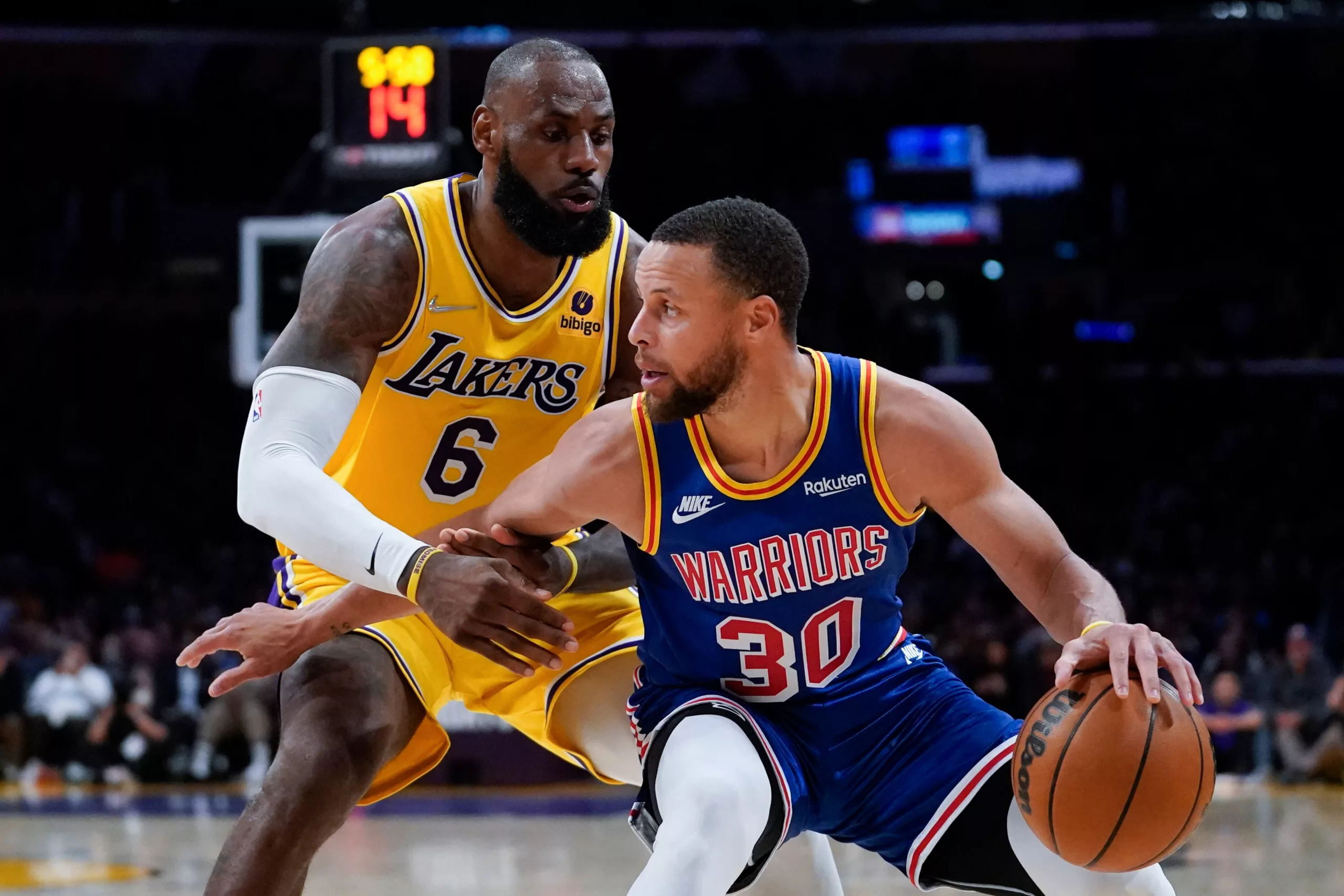 LeBron James y Stephen Curry, estrellas de Los Angeles Lakers y Golden State Warriors, que se enfrentarán este domingo en un amistoso de pretemporada de NBA.