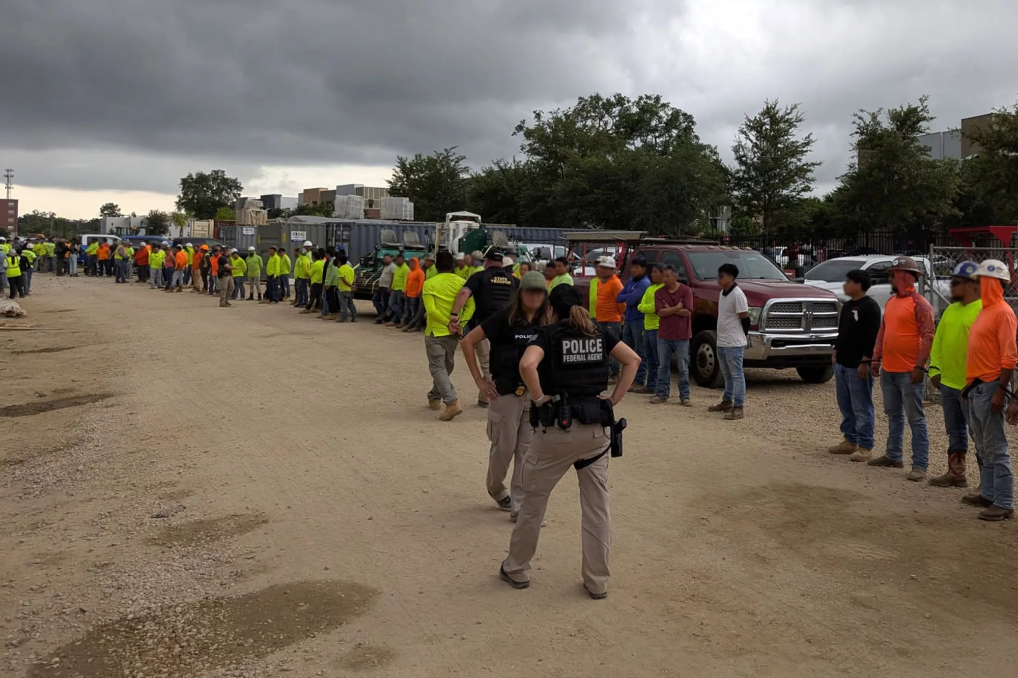 Autoridades de Washington impulsan una ley que restringiría el acceso a áreas internas de los centros laborales sin orden judicial