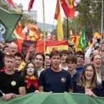 Centenares de personas se manifiestan el 12 de octubre en Barcelona con continuos insultos a Pedro Sánchez