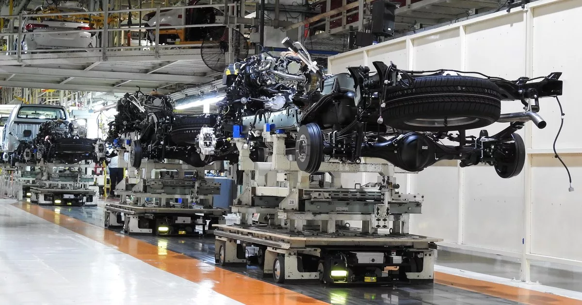 La industria y la construcción frenaron la caída en enero