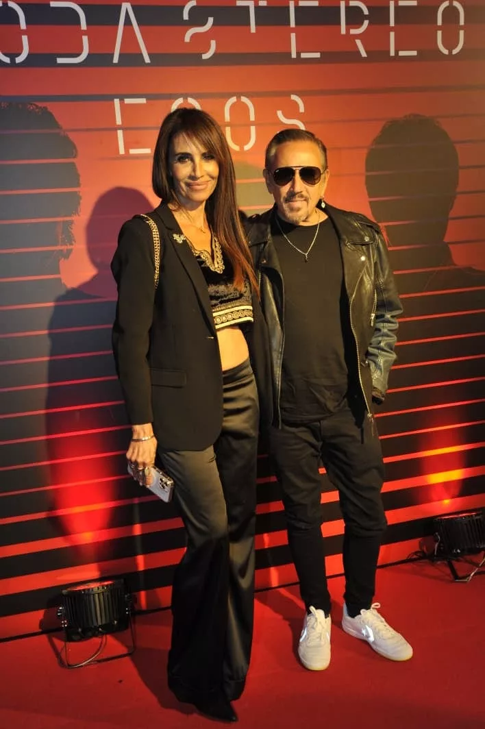 El músico Alejandro Lerner, con un look muy rockero, fue a ver el show con su mujer, Marcela García Ibañez. El show tendrá diez fechas en el Movistar Arena 