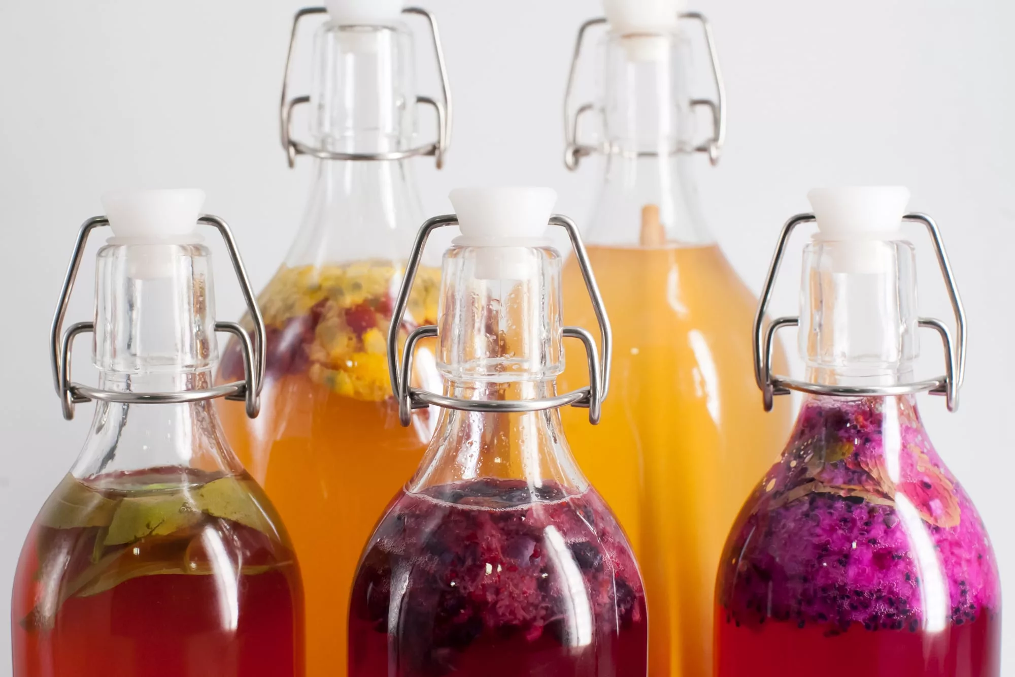 La kombucha casera puede saborizarse con frutas, jengibre o hierbas durante la segunda fermentación
