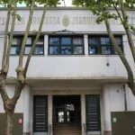 Padres contra padres por los paros en un colegio estatal: pasacalles, abrazo simbólico y un recurso de amparo para que vuelvan las clases