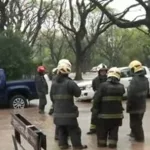 Se reventó un caño maestro en una esquina del Bajo Belgrano: los vecinos no pueden salir de sus casas por el agua y hay caos de tránsito