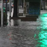 El temporal golpea fuerte en el AMBA: granizo, autos bajo el agua, caída de la temperatura y alertas para este sábado