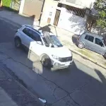 Discutió con un hombre y lo arrastró en el capot de su auto durante seis cuadras