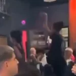 Escándalo en un bar: una moza denunció irregularidades laborales, dijo que había cucarachas y sugirió a los clientes que se fueran sin pagar