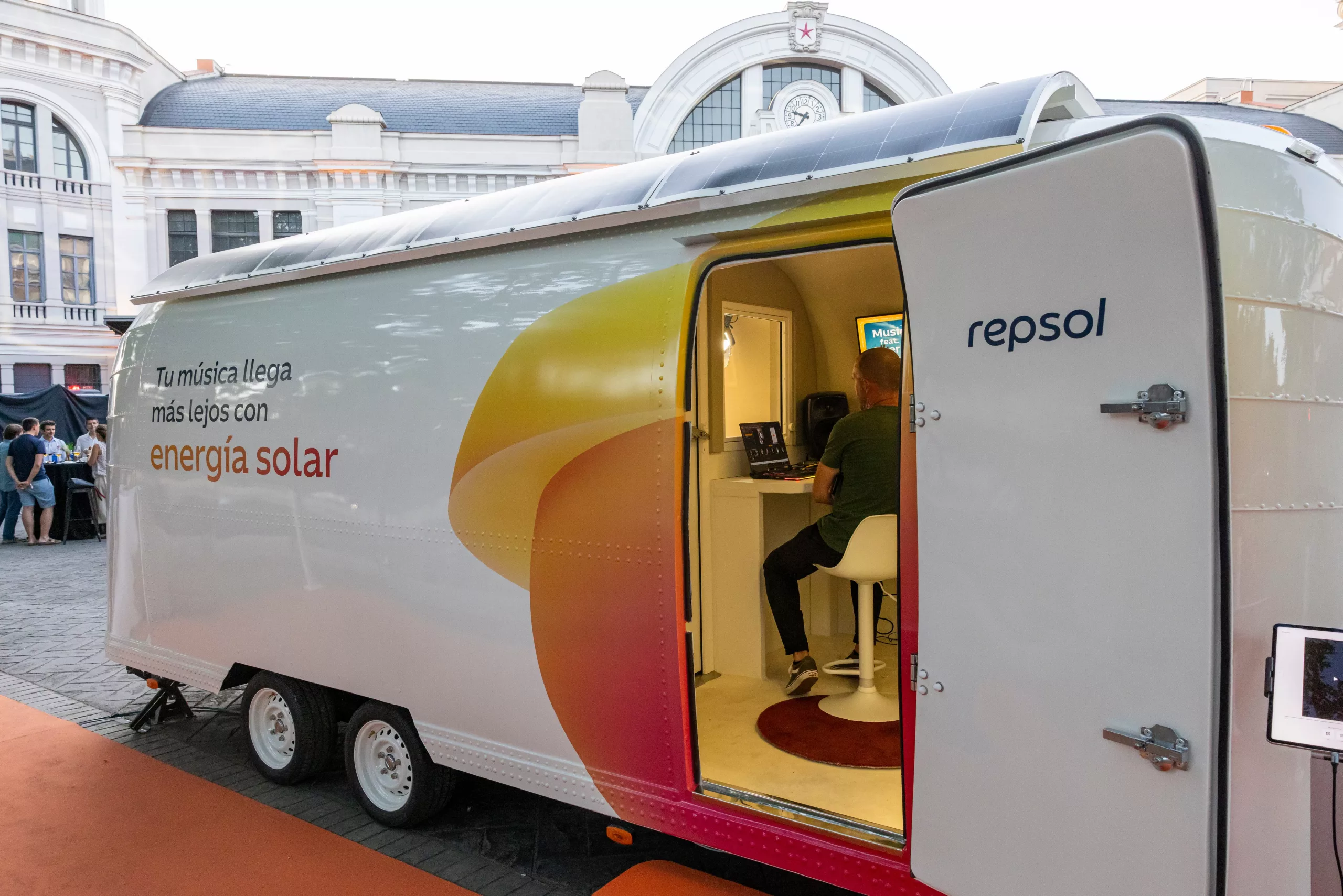 El primer estudio profesional de grabación móvil impulsado con energía solar.