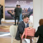 Cita inmobiliaria en Madrid con café, pastitas y entrada para una casa en Dubái