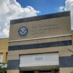 La ley del Uscis que explica qué le pasa a los inmigrantes con el EAD vencido en EE.UU.
