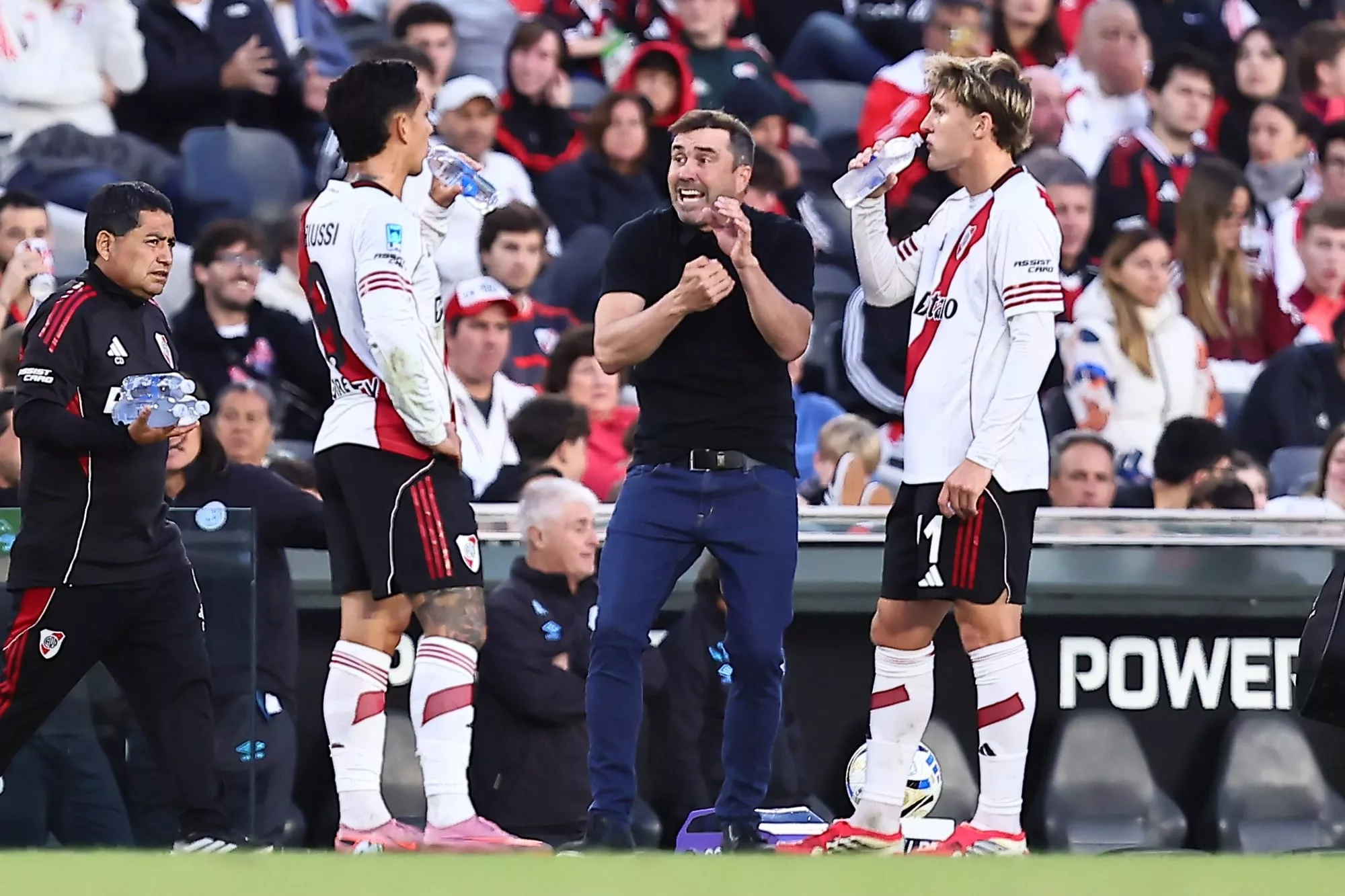 Eduardo Coudet les da indicaciones a Driussi y Colidio 