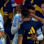 El regreso de Rojo a la Bombonera: saludo con sus excompañeros y silbidos de los hinchas