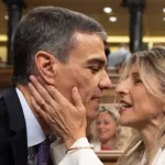 El ‘cambio de chaqueta’ de Sánchez, aplaudiendo ahora el plan de Trump para Gaza, abre la primera brecha seria con Sumar