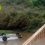 Milagro en el puente: cayó con su auto a un río y pasó 24 horas en el agua hasta que un ciclista lo vio