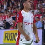 Su pasado lo condena: los hinchas de Newell’s le tiraron de todo a Malcorra y se paró el partido