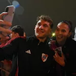 River camina en la cornisa