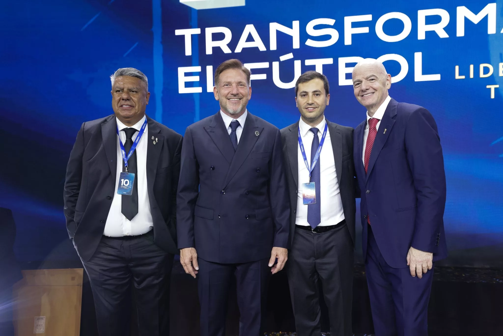 Tapia, presidente de la AFA, junto  lo muestran junto con Alejandro Domínguez (Conmebol), Stefano Di Carlo y Gianni Infantino (FIFA)