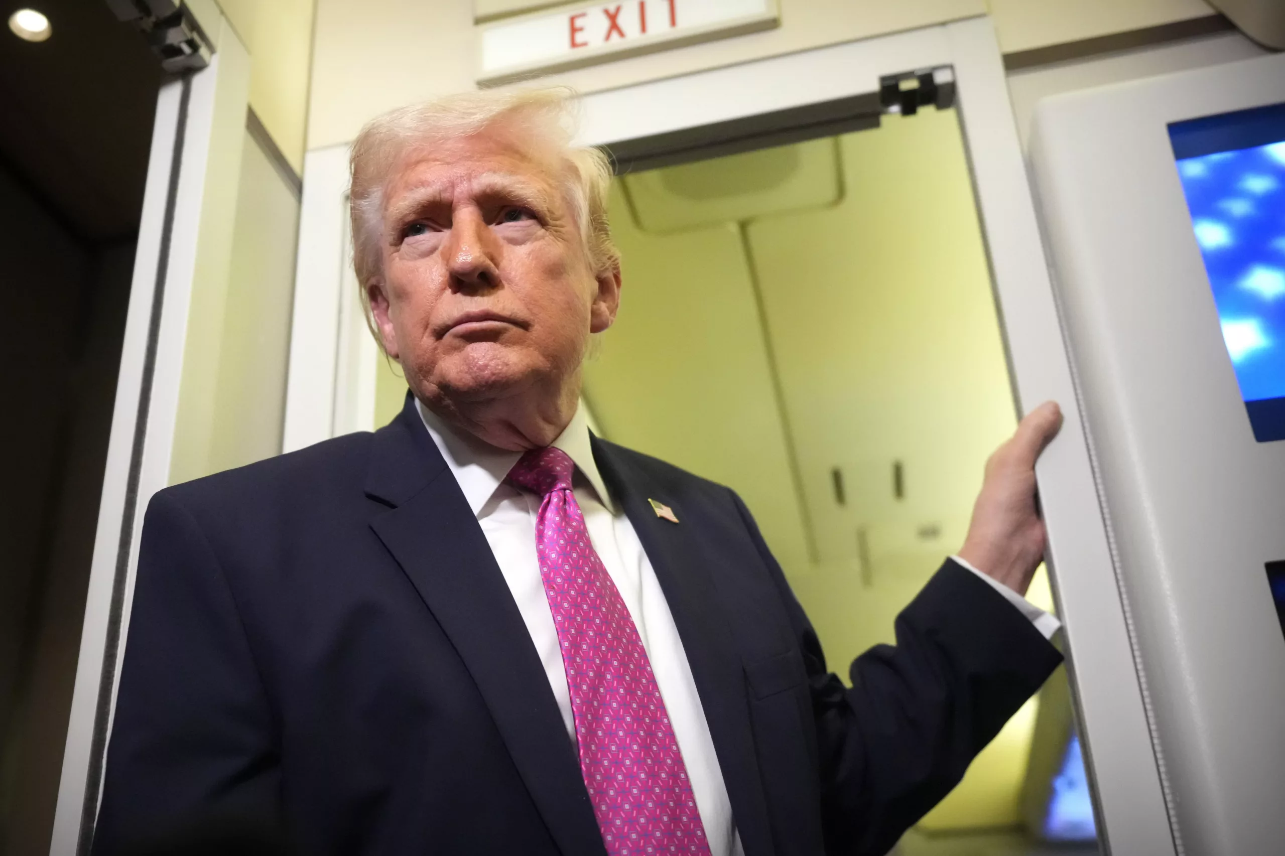 El presidente Donald Trump habla con los periodistas a bordo del Air Force One