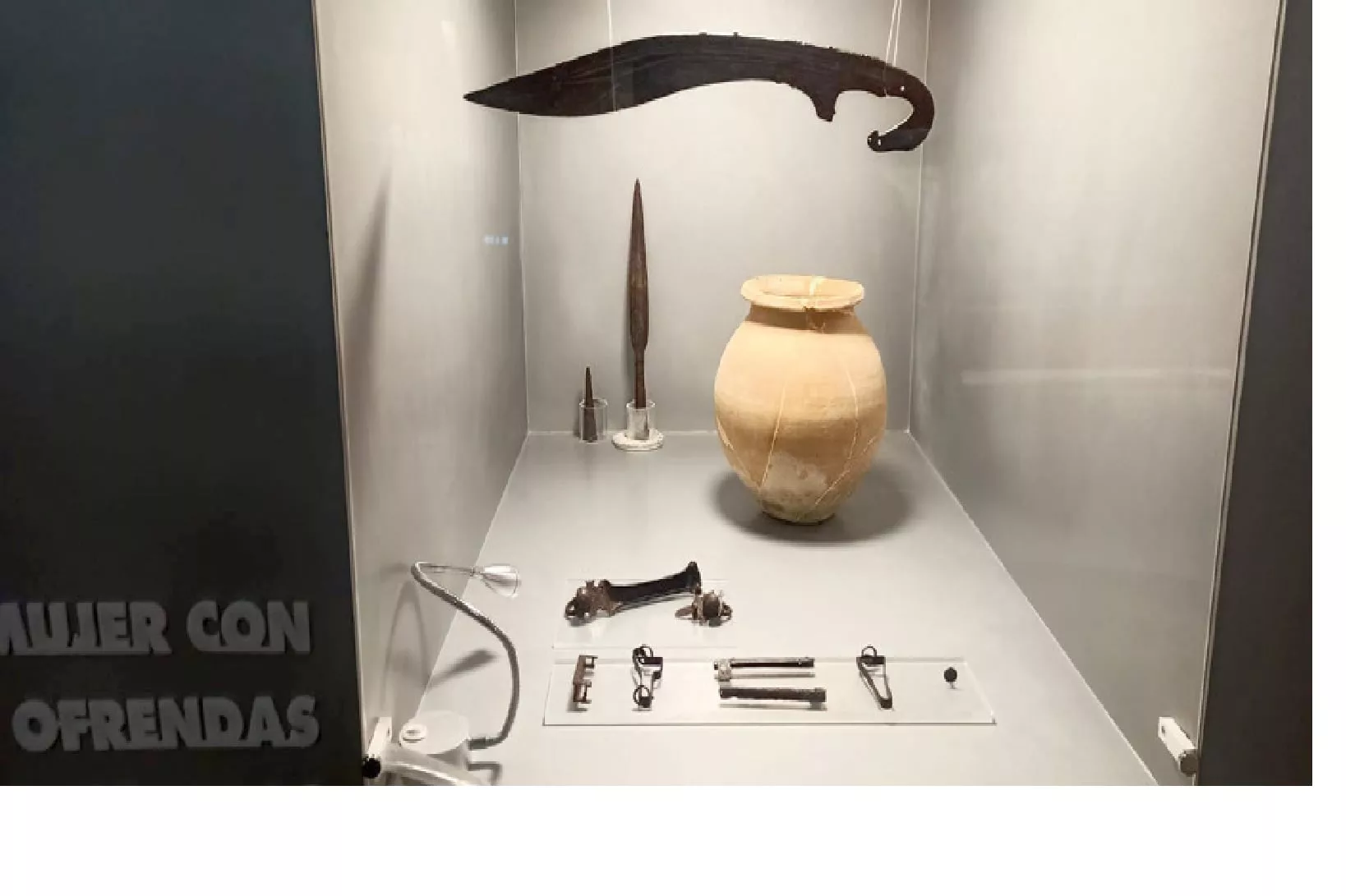 Armamento y urna funeraria número 6. Imagen cedida por Ignacio Muñiz