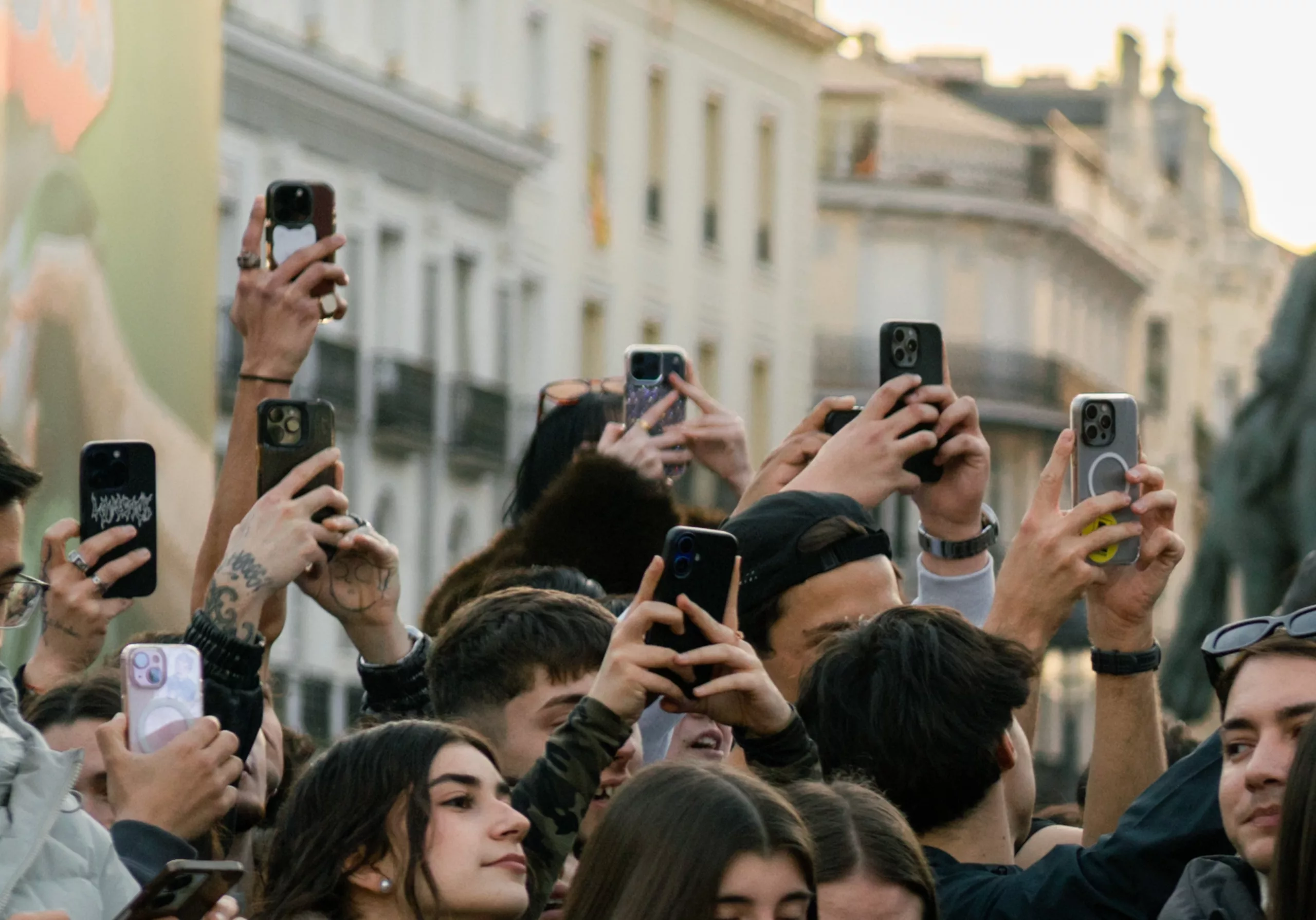 Varias personas graban el encuentro en la Puerta del Sol (Madrid). 