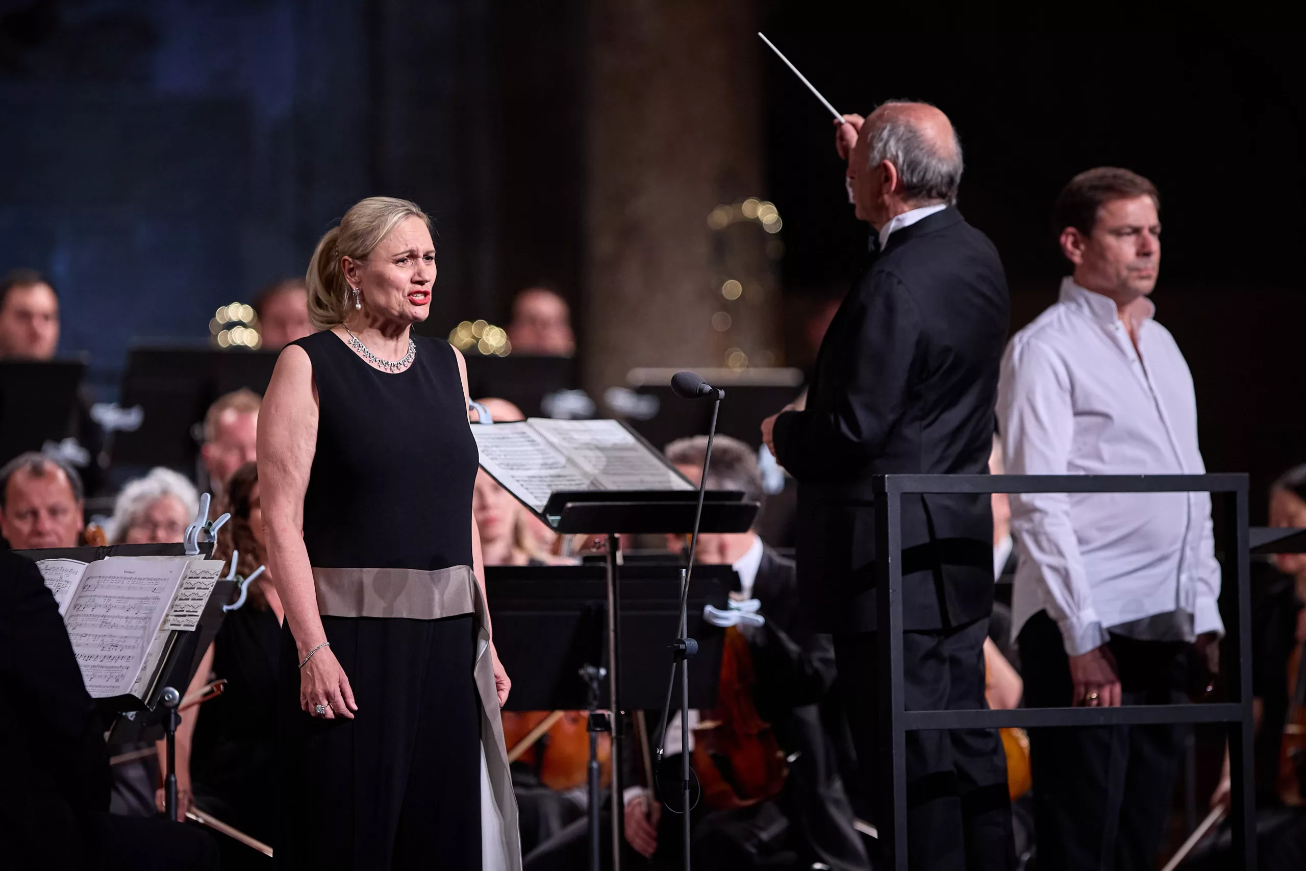 La soprano Anja Kampe, el director Iván Fischer y el bajo-barítono Hanno Müller-Brachmann junto a algunos integrantes de la Budapest Festival Orchestra, el 4 de julio en el Palacio de Carlos V de Granada.