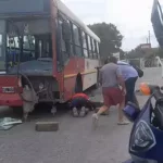 Iban en moto con un bebé de tres meses y chocaron con un colectivo: murieron los tres