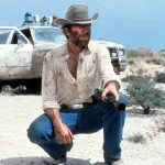 “Un móvil se puede cargar solo con frotarlo con la barba de Chuck Norris”: el actor fue el rey del humor absurdo