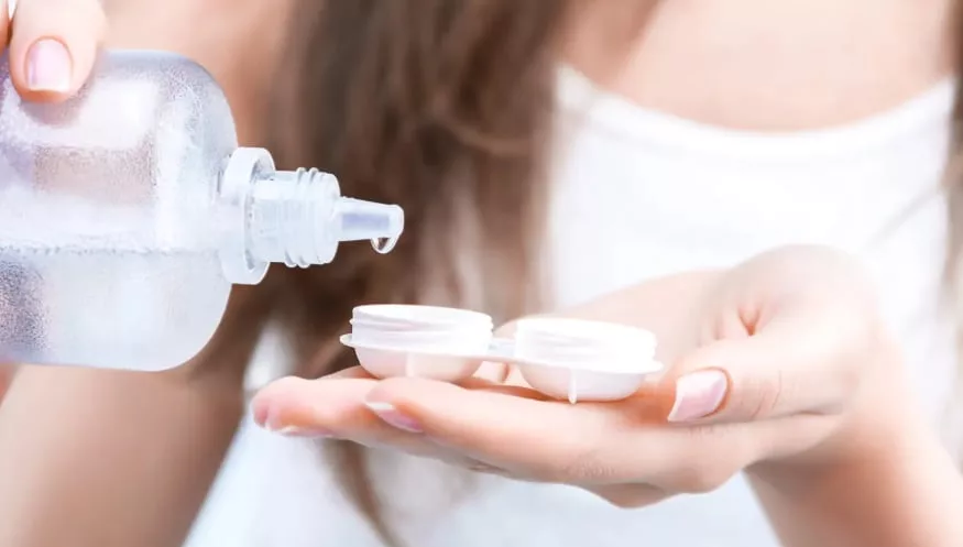 La prohibición determinada por la Anmat también impacta en la comercialización de una solución multipropósito para la limpieza de lentes de contacto