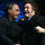 Milei viaja a San Pablo: respaldará la candidatura presidencial de Flavio Bolsonaro, recibirá un premio que ya le dieron a Karina y no verá a Lula
