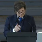 Mientras busca votantes anti-k en distritos esquivos, Milei prometió “una revolución productiva” y calificó como “histórico” el rescate de EE.UU.