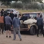Corría una picada en moto y terminó incrustado en el parabrisas de una vieja Ford F-100