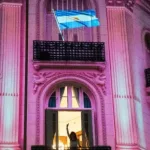 Un intendente organizó la proyección de la Casa Rosada en la fachada del edificio donde vive Cristina Kirchner