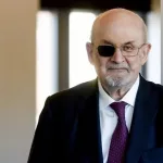 Salman Rushdie: “La muerte lleva tiempo acompañándome, pero he aprendido a sobrellevarla”
