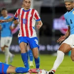 Ronald Araujo viajó a tratarse a Barcelona por una lesión: duda para el debut