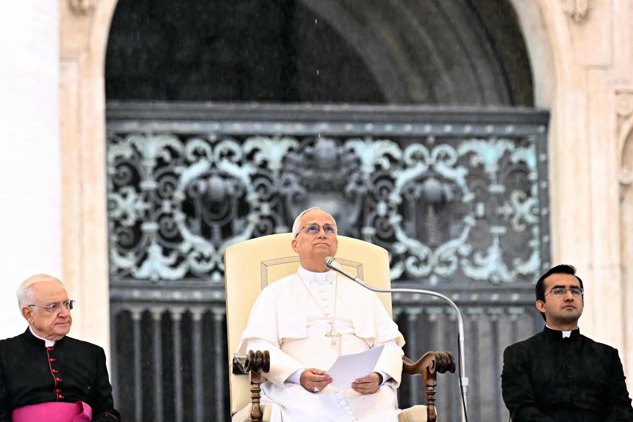 El papa León XIV mira hacia arriba durante la audiencia general semanal en la Plaza de San Pedro, en el Vaticano, el 22 de octubre de 2025