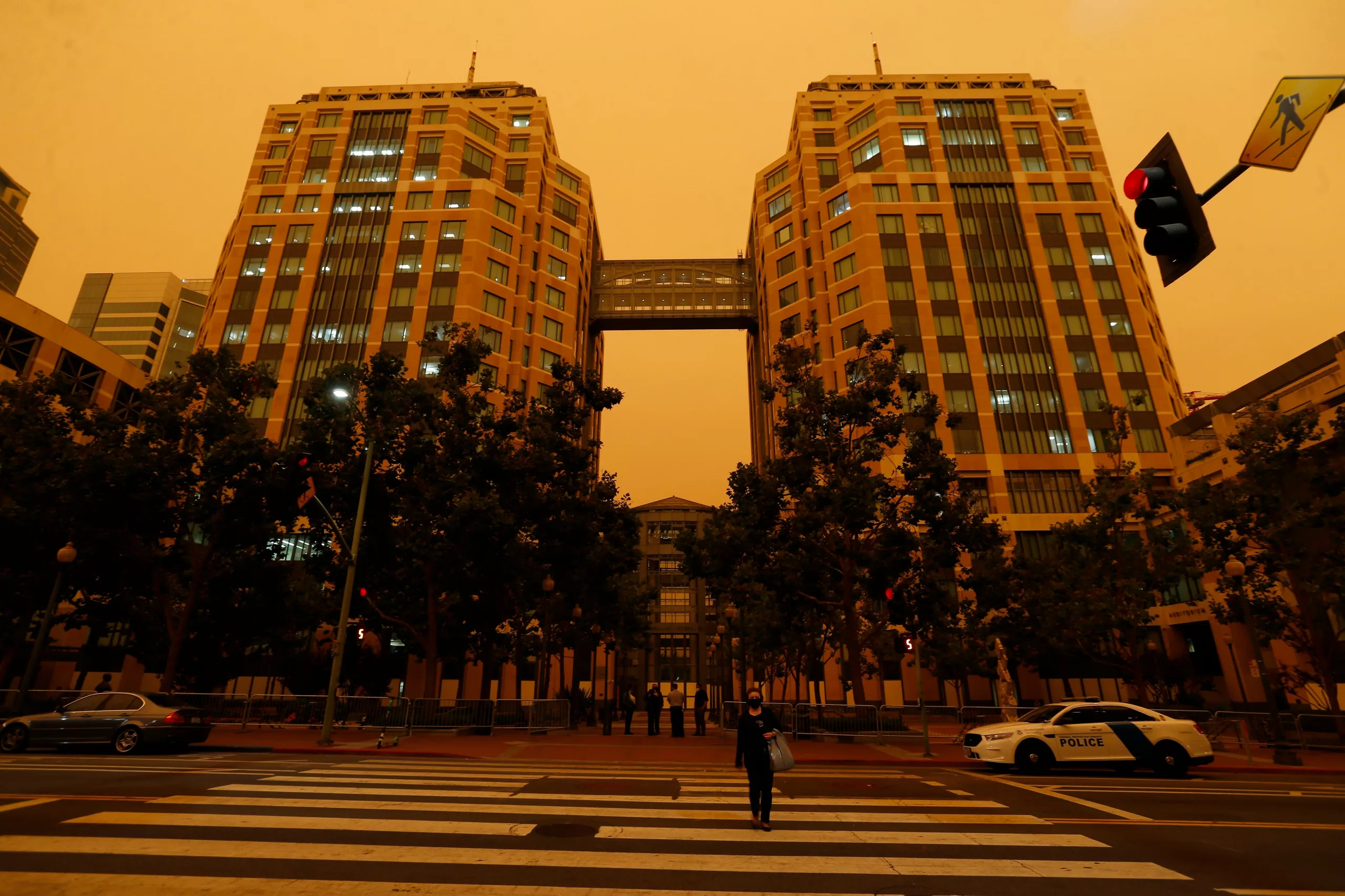 La corte Ronald V. Dellums de Oakland, California, envuelta en un cielo naranja con motivo de unos graves incendios producidos en la zona, en septiembre de 2020.